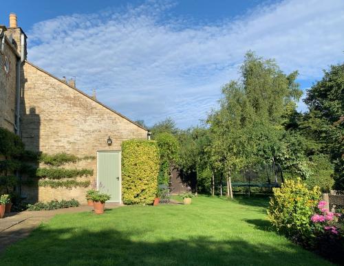 Κήπος έξω από το Garden Barn