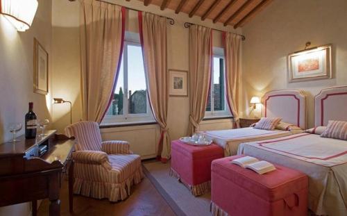 フィレンツェにあるSignorelli Halldis Apartmentのベッドルーム1室(ベッド2台、デスク、椅子付)