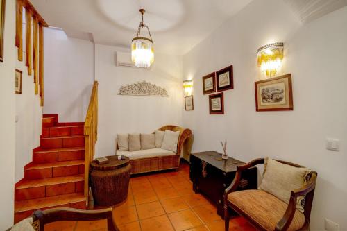 a living room with a couch and a table at Villa Oliva Al in Moncarapacho