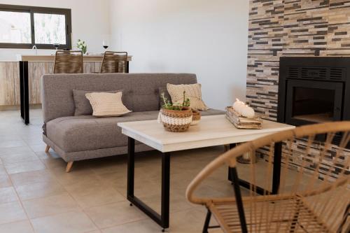 uma sala de estar com um sofá e uma mesa em El Castaño Apart em Potrerillos