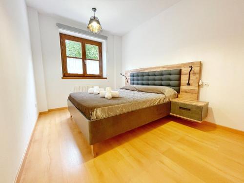 een slaapkamer met een groot bed in een kamer bij Apartamento Casa Chloe in Benasque