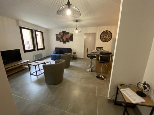 un salon avec un canapé et une table dans l'établissement Lotapart t2 centre ville classé 3 étoiles, à Cahors