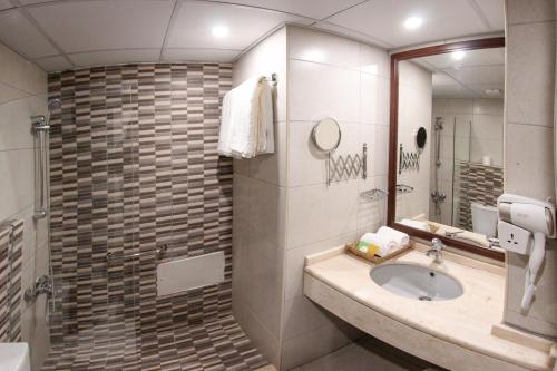 W łazience znajduje się umywalka i lustro. w obiekcie Post Boutique Hotel w mieście Amman