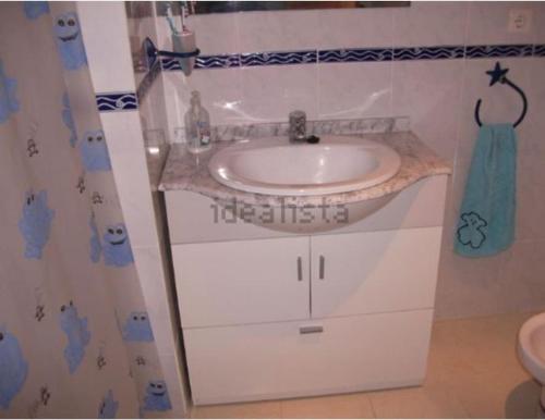 a bathroom with a sink and a toilet at Precioso apartamento 1ª linea playa con piscina in Vinaròs