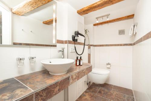 Uma casa de banho em Romantik Hotel Scheelehof Stralsund