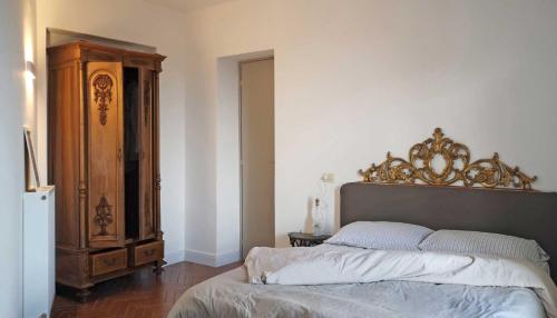 una camera con un grande letto e un armadio in legno di Como Lake Panorama Apartment Olivia a Cernobbio