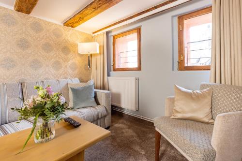 Uma área de estar em Romantik Hotel Scheelehof Stralsund