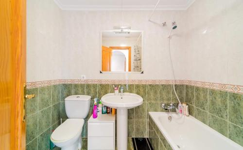 ein Badezimmer mit einem WC, einem Waschbecken und einer Badewanne in der Unterkunft Nice apartment in quiet area Aguas Nuevas in Torrevieja
