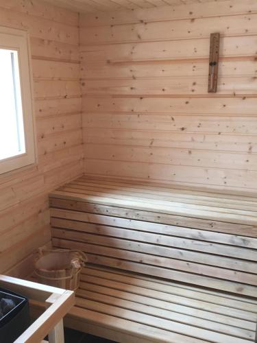 a wooden sauna with a tub in the corner at Ferienwohnung Jacobshof in Oberstedem