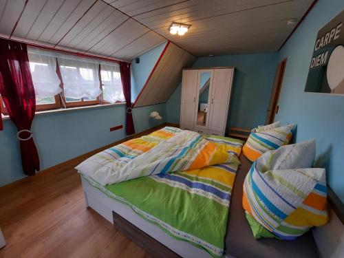 - une chambre avec un lit dans une petite pièce dans l'établissement Ferienwohnung Maroldsweisach, à Maroldsweisach