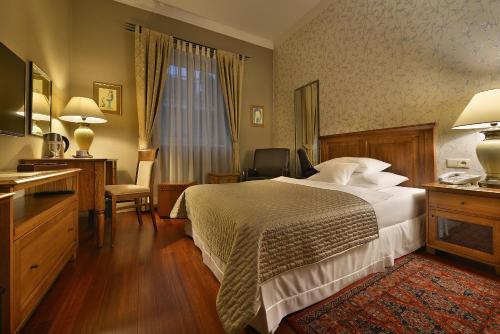 Pokój hotelowy z łóżkiem i biurkiem w obiekcie Marrol's Boutique Hotel w Bratysławie