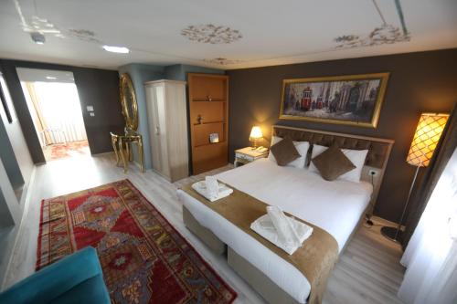イスタンブールにあるスルタン ロイヤル ホテルのベッドルーム1室(白い大型ベッド1台付)