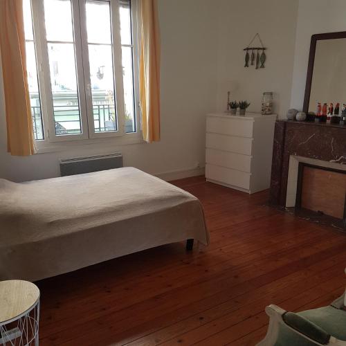 - une chambre avec un lit et une cheminée dans l'établissement Granville Plage Plat Gousset, à Granville