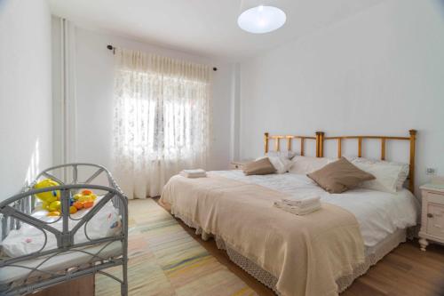 um quarto com uma cama e um berço em Casa Matilla Apartamento céntrico em Zamora