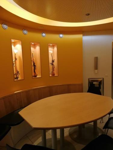 a table in a waiting room with orange walls at Villa Styria in Bad Aussee