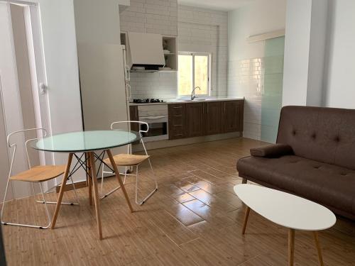 een woonkamer met een tafel en een bank bij APARTAMENTOS TERRA Y ONIX zona centro Elda in Elda