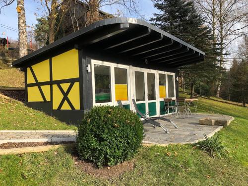 a small shed with a picnic table in a yard at Ferienhaus Sandy in Bad Elster