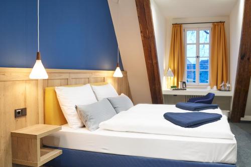 A bed or beds in a room at Landhotel Gelber Löwe