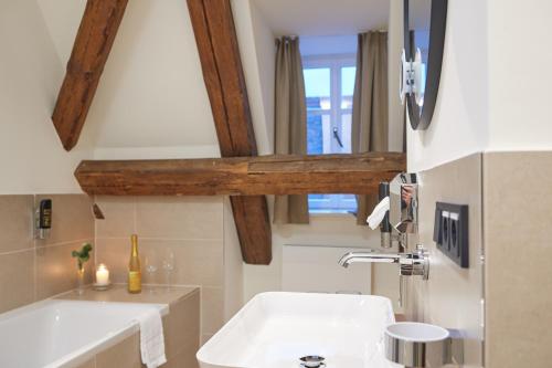 y baño con lavabo y bañera. en Landhotel Gelber Löwe en Großhabersdorf