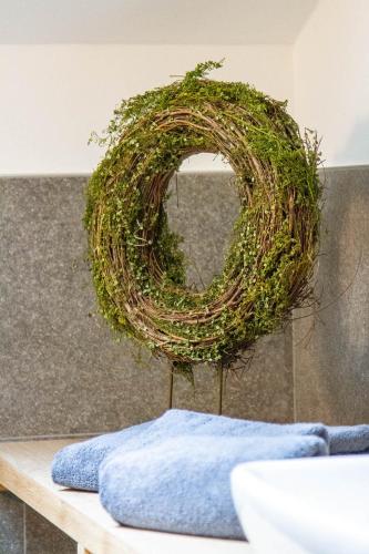 a wreath on top of a table with a towel at Daimlhof Ferienwohnung Moosherz in Fiè