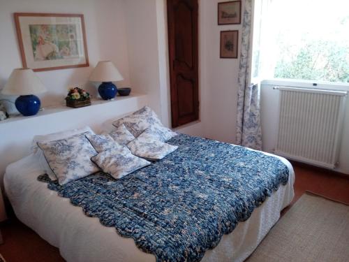 1 dormitorio con cama con almohadas y ventana en Chambre avec acces jardin et piscine. Weekend ou semaine., en Le Rouret