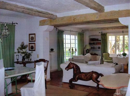una sala de estar con una estatua de caballo en el medio en Chambre avec acces jardin et piscine. Weekend ou semaine., en Le Rouret