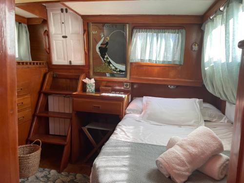 a small bedroom with a bed and a desk at Monte-Carlo for boat lovers in Monte Carlo