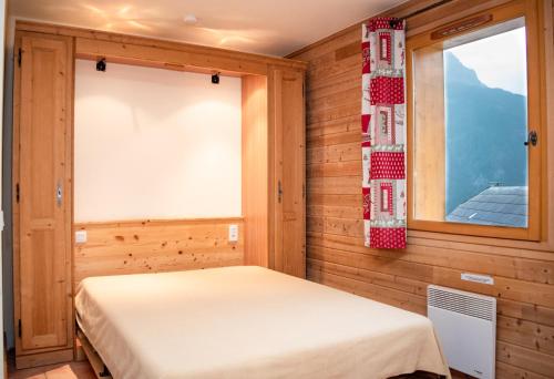 Chalets de Praroustan by Actisource tesisinde bir odada yatak veya yataklar