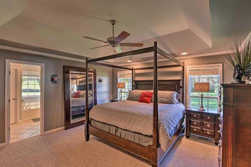 een slaapkamer met een hemelbed en een plafondventilator bij Gallatin House on Long Hollow Golf Course! in Gallatin