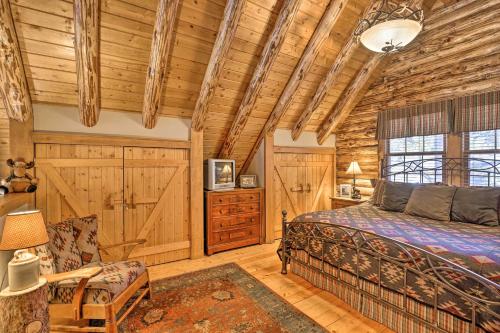Ein Bett oder Betten in einem Zimmer der Unterkunft Rustic Breckenridge Cabin with Private Hot Tub