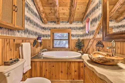un bagno con vasca, WC e lavandino di Breckenridge Cabin with Hot Tub Ski and Hike! a Breckenridge