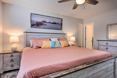 Ένα ή περισσότερα κρεβάτια σε δωμάτιο στο Orange Beach Condo Private Boat Dock and Ramp