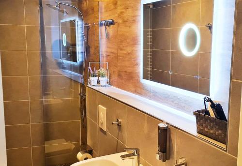 ein Badezimmer mit einem Waschbecken, einem Spiegel und einem WC in der Unterkunft Pension Schmatka Matka in Lutherstadt Eisleben