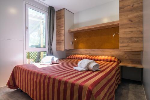 Tempat tidur dalam kamar di Villaggio Camping Odissea