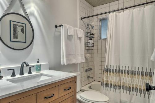 uma casa de banho com um lavatório, um WC e um chuveiro em Cozy Retreat with Deck about 2 Mi to Pinecrest Lake! em Strawberry