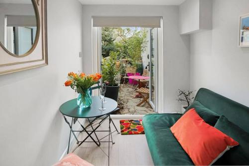 a living room with a green couch and a table at Plush city Centre Micropad with Parking in Brighton & Hove