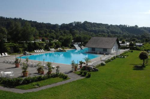 Swimmingpoolen hos eller tæt på Landhotel Gutshof Camping Badhütten
