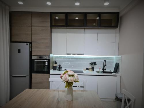 Küche/Küchenzeile in der Unterkunft Deluxe Apartment - Tamerlan Residence