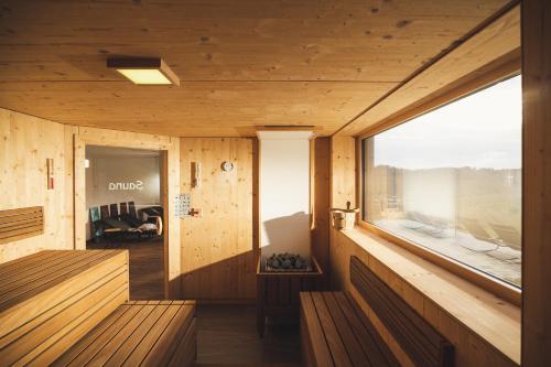 een kamer met een groot raam in een houten gebouw bij das MEISTER in Riegersburg