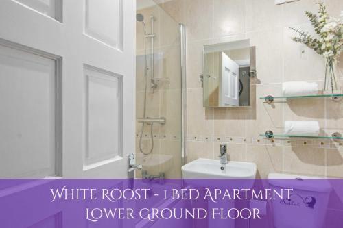 The Roost Group - Stylish Apartments tesisinde bir banyo