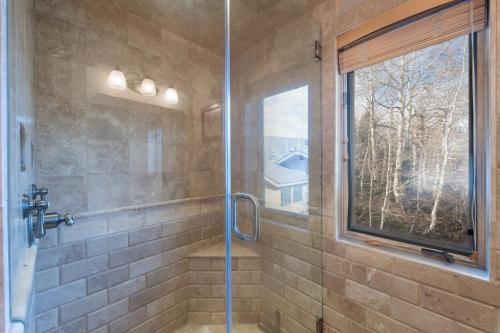 Ένα μπάνιο στο Walk to Skiing at Deer Valley, Private Hot Tub, Wood Burning Fireplace, Mountain Views