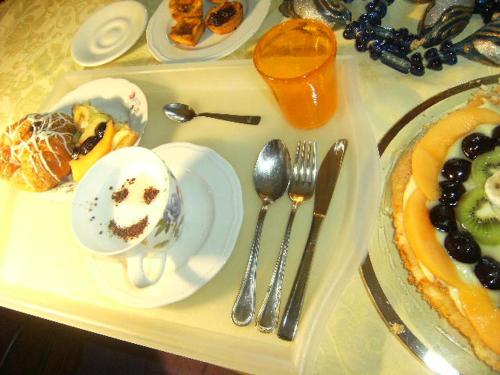una bandeja con platos de comida en una mesa en Liberty Bed & Breakfast, en Verona