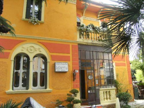 un edificio naranja con un letrero delante de él en Liberty Bed & Breakfast, en Verona
