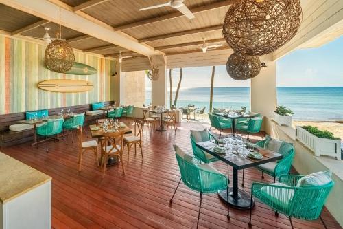 Un restaurante u otro lugar para comer en Thompson Playa Del Carmen Beach House, by Hyatt