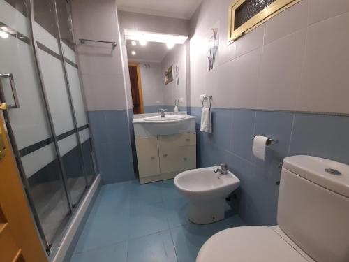 łazienka z toaletą i umywalką w obiekcie Don Miguel 1-Fincas Benidorm w mieście Benidorm