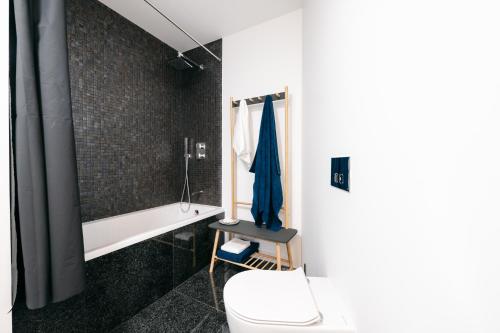 een badkamer met toilet en ligbad bij Funchal BEAUTIFUL vista mar in Funchal