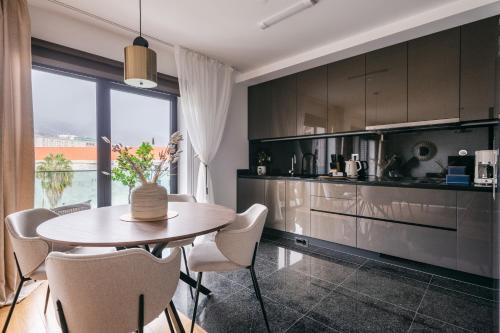 a kitchen with a table and chairs in a room at Funchal BEAUTIFUL vista mar in Funchal