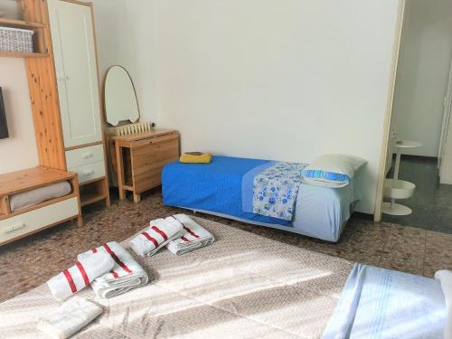 1 dormitorio con 2 camas y toallas en el suelo en Studio Luna Apartments, en Milán