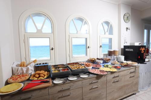 un buffet con molti tipi di cibo diversi di Summer Beach Hotel a Polykhrono