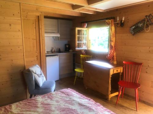 une cuisine avec une table et des chaises dans une pièce dans l'établissement Chalet Chardon, à Morzine